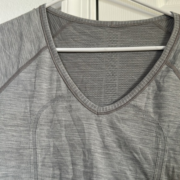 Lululemon Athletica Women’s Gray Swiftly Tech Short-Sleeve V-Neck Tee M - Picture 3 of 7